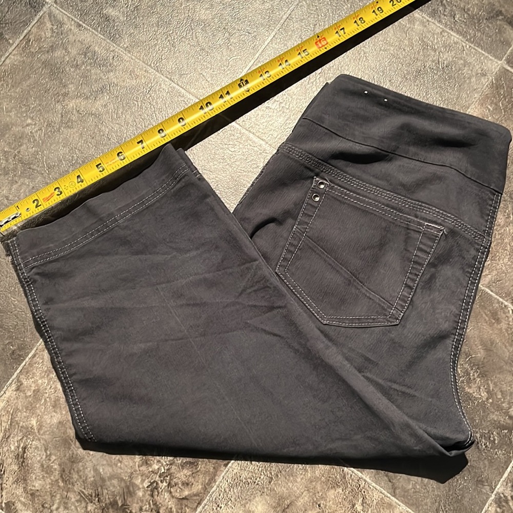 Point Zero Pull On Capris - Picture 7 of 7
